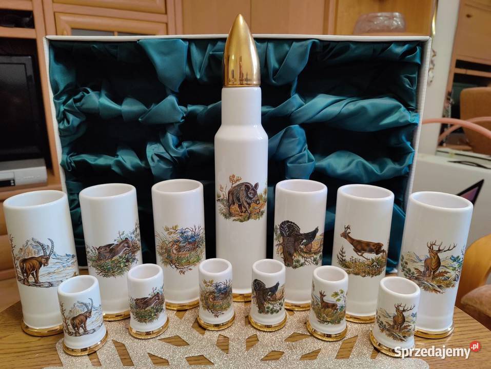 Piękny zestaw kieliszków z porcelany z motywem