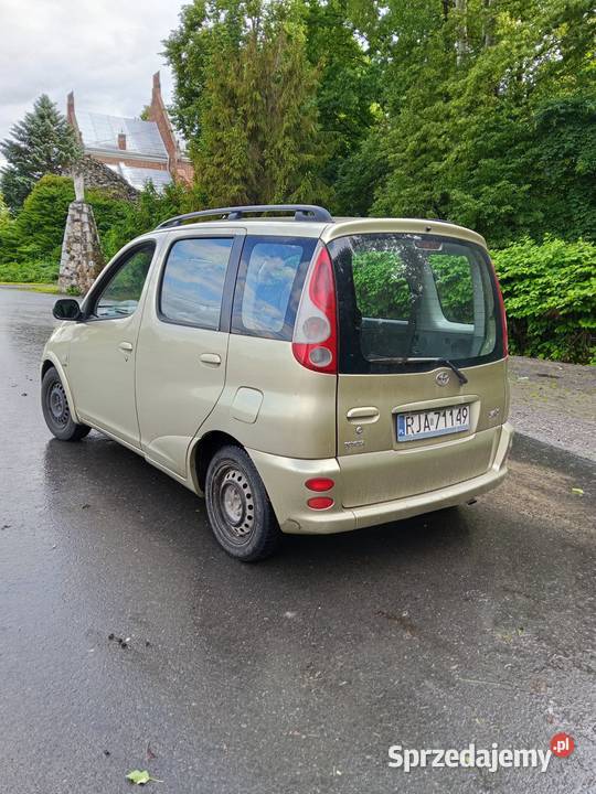 Toyota Yaris Verso minivan 14 Benz Albigowa