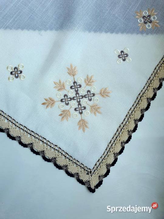 Biały Obrus z ozdobnym haftem 85x85 biały