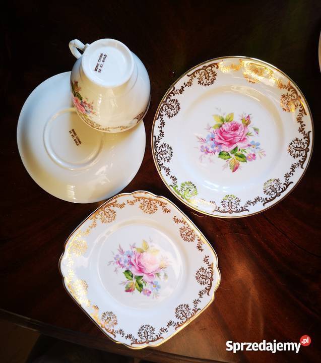Filiżanka na spodku z 2 talerzykami England 22