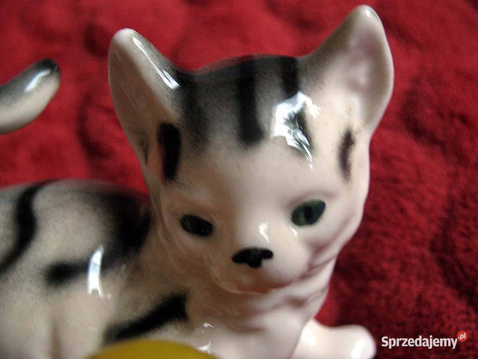 Kot Kotek z piłką Figurka z porcelany 8 x 12 x 8 Siedlce