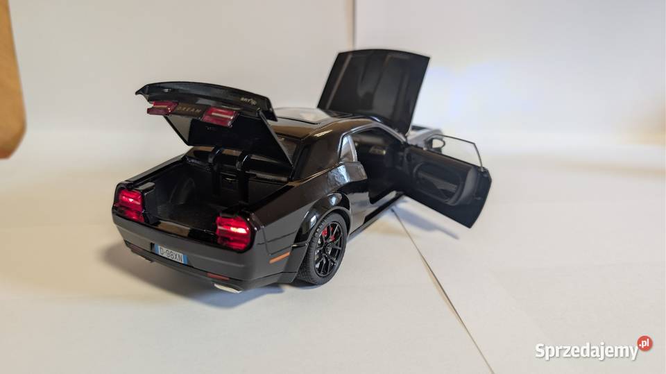 Dodge chellenger srt skala 124 21 model