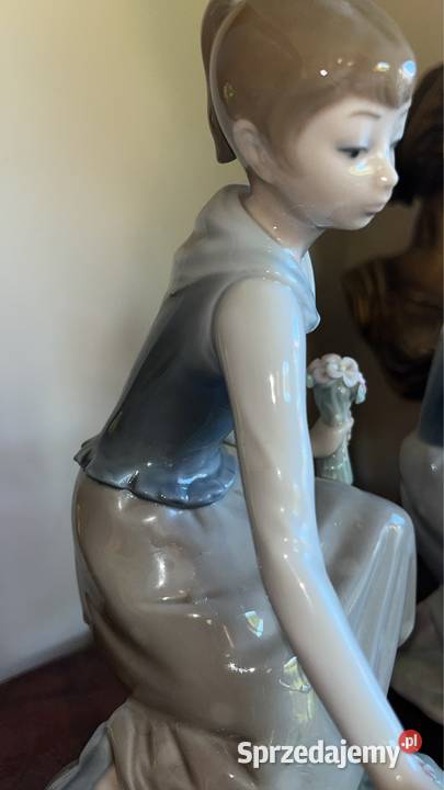 Figurka Dziewczyna zrywająca kwiaty Lladro 1971