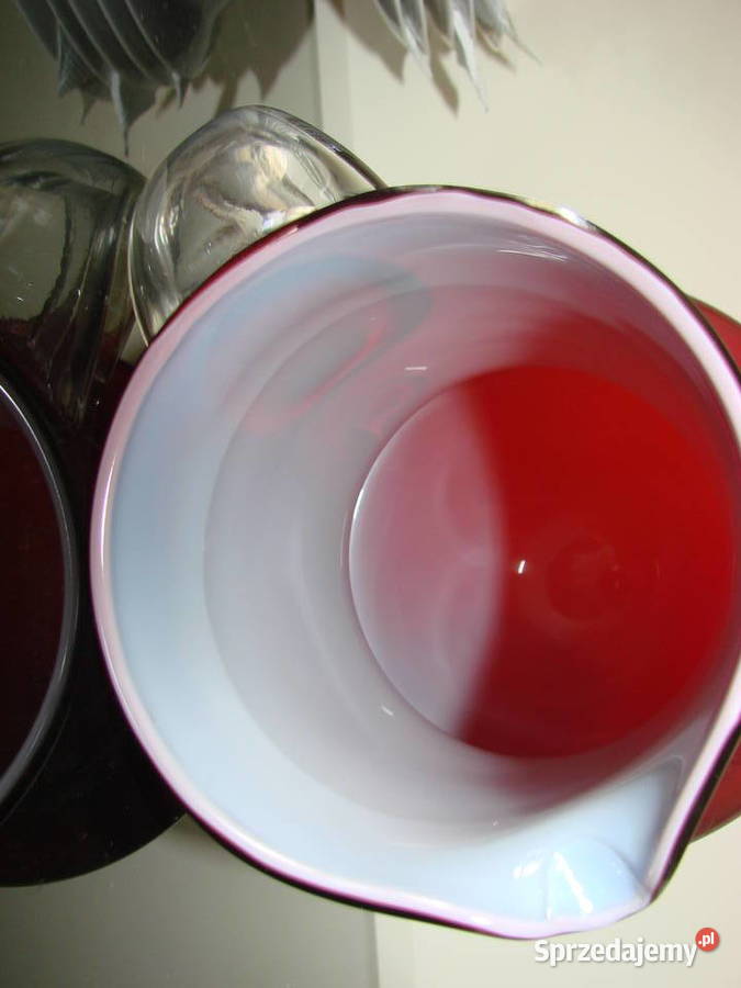 dzbanek czerwone szkło Pruszcz Gdański