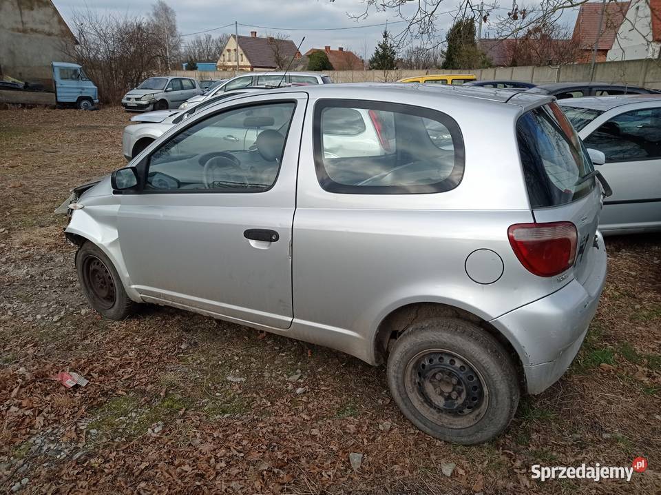 Toyota Yaris I 10 50 kW 2002 r dawca części Rok produkcji 2002 Szklarka Myślniewska