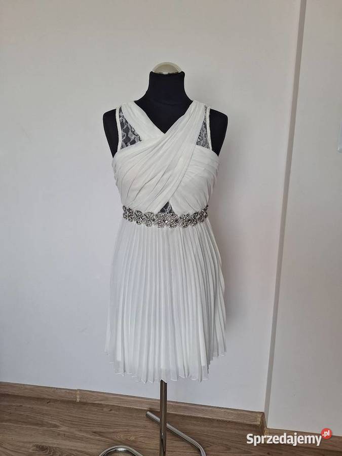 Piękna biała plisowana sukienka z kamieniami na Kraków