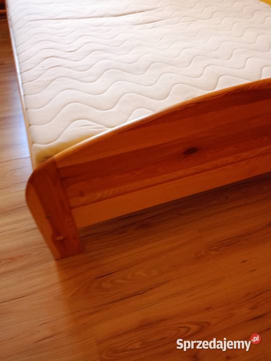 Łóżko z materacem