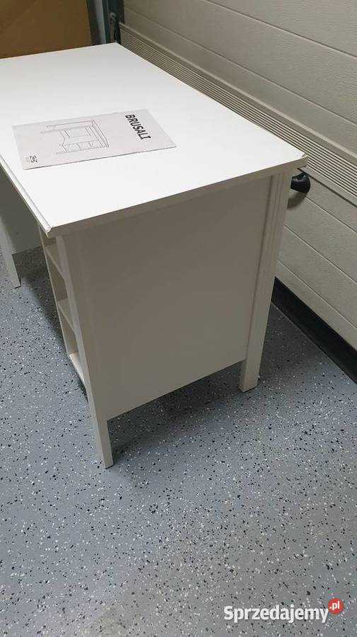 Białe biurko Brusali Ikea Biurka Gnieżdżewo