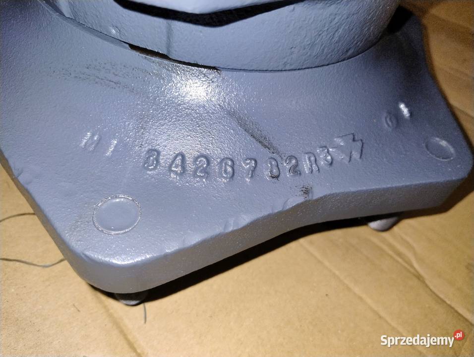 Zwrotnica prawa z piastą Massey Ferguson 3050