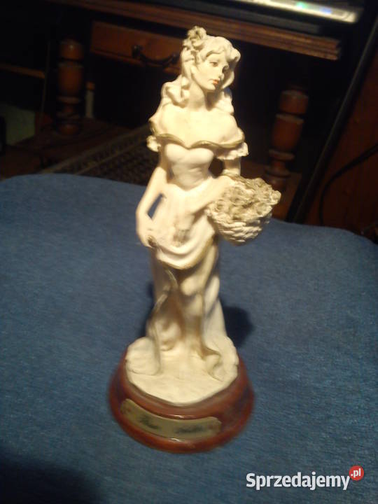 Stara porcelanowa figurka Kobiety sprzedającej Aleksandrów Łódzki