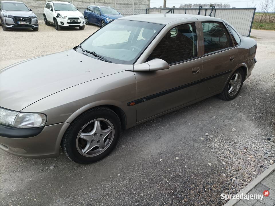 Opel Vectra B 16 bg Sedan bez rdzy dwa komplety Krzepice