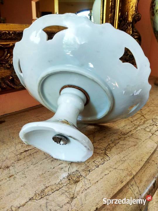 Patera na nodze z różami Piękna złocona