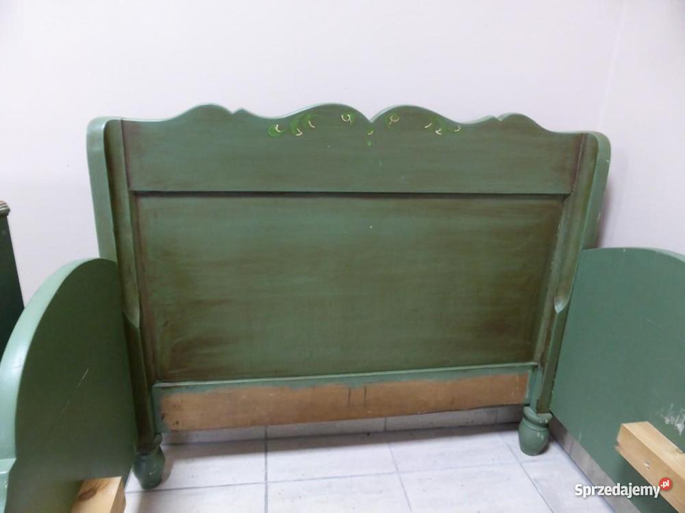 Ludowe łóżko z wiejskiej chaty