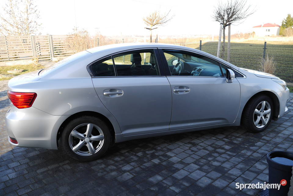 Toyota Avensis 2012 16 benzyna Polski salon 230000km Avensis Słomniki sprzedam
