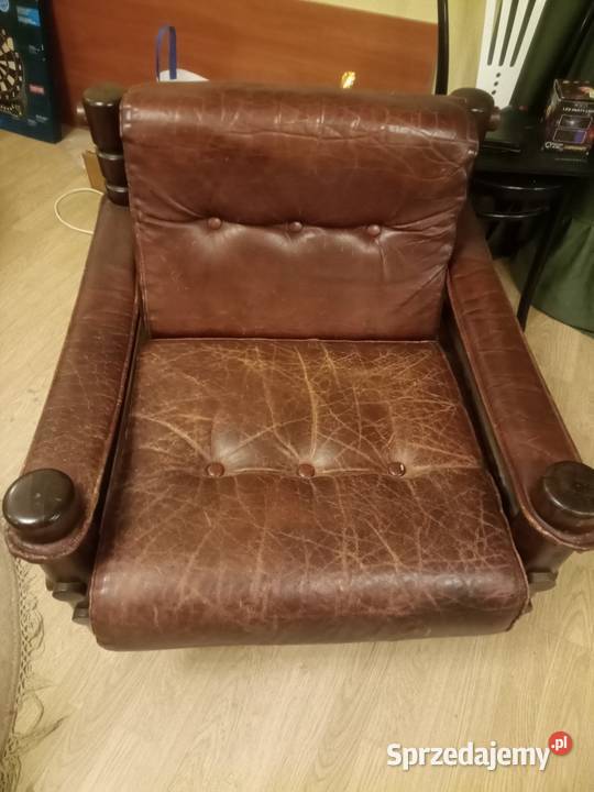 Trzy fotele skórzane kanapa skórzana stolik