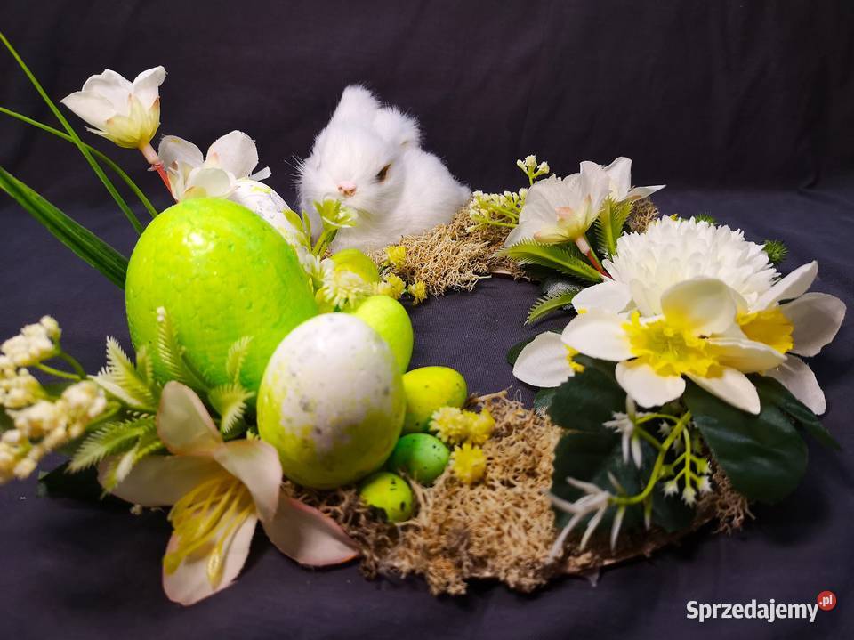 Stroik wielkanocny królik w wiosennej kompozycji Kielce