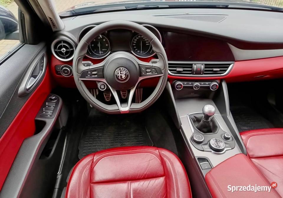 Alfa Romeo Giulia piękne wnętrze czarna perła