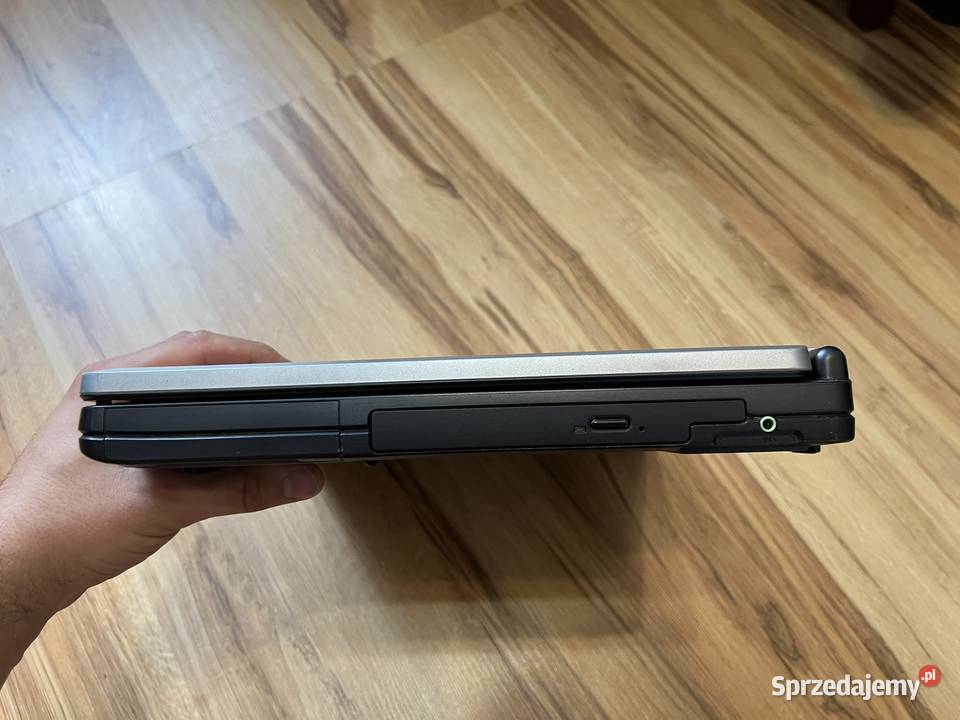 Stary laptop Fujitsu Siemens Amilo Pro V2010 Brzana