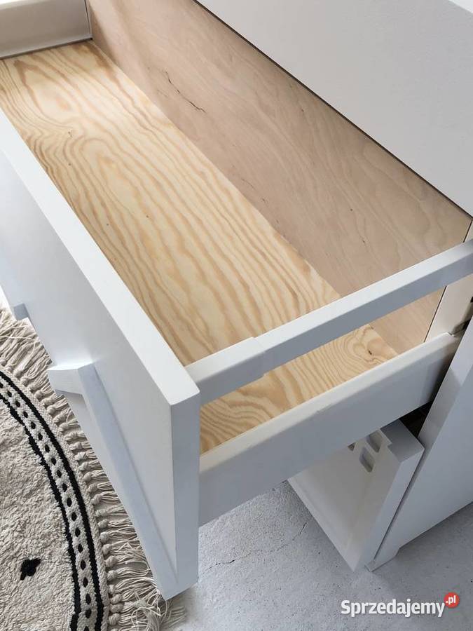 Mała komoda do pokoju dziecięcego z szufladami Brzuśnik