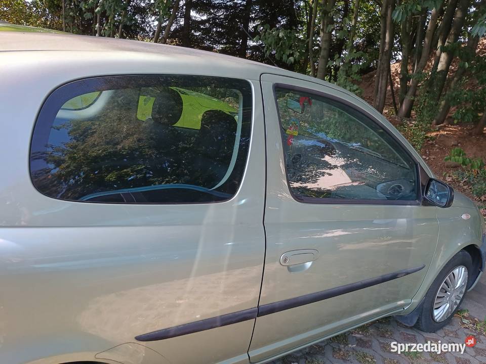 Toyota yaris 2002 jeździ skręca hamuje oc pt Siemianowice Śląskie sprzedam