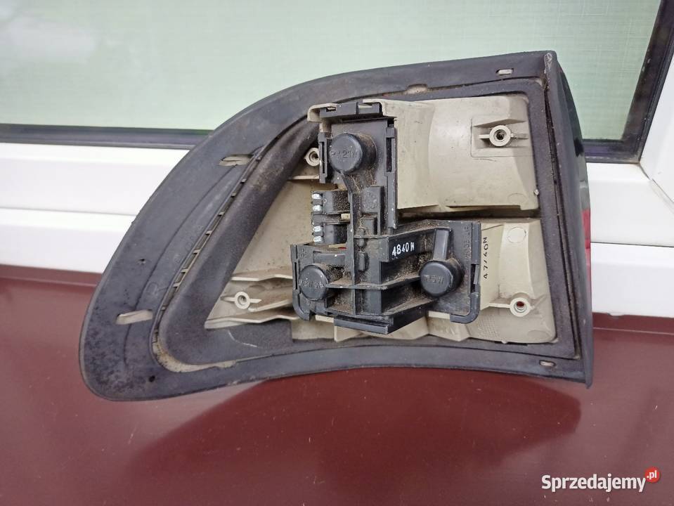 Opel Omega B sedan lampa tył tylna prawa w łódzkie Sieradz