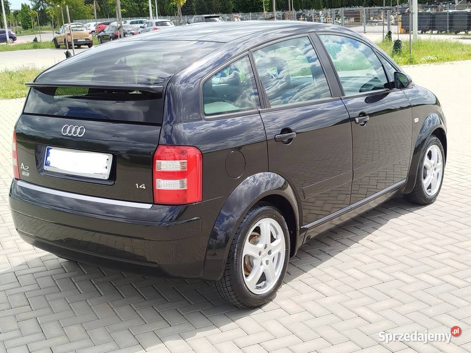 Czarne audi a2 14 Benzyna 2002 zadbany Rok produkcji 2002