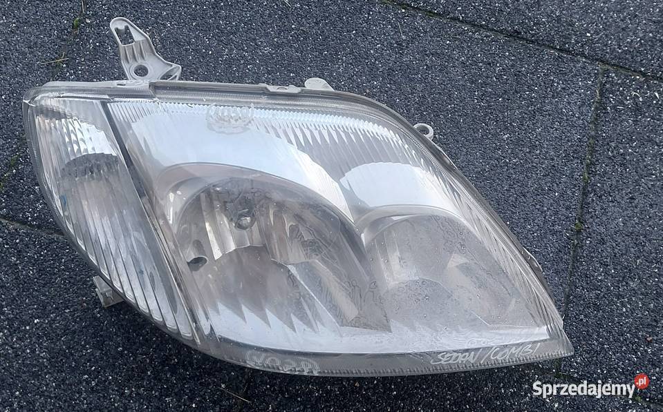 Toyota Corolla sedan kombi 2002 2003 lampa przód osobowe Byków