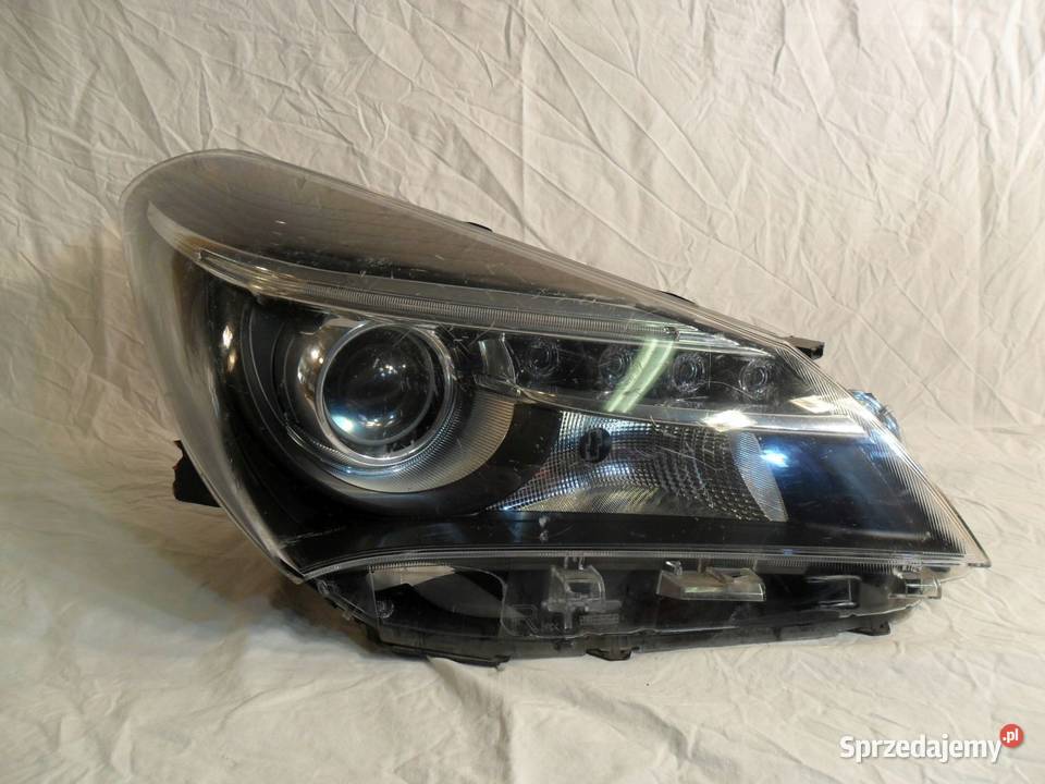 Toyota Yaris III P13 lift reflektor prawy przód Nowy Tomyśl sprzedam