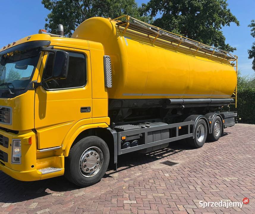 Ciezarowy silos komorowy Volvo do przewozu paszy Rok produkcji 2012 Biała Podlaska