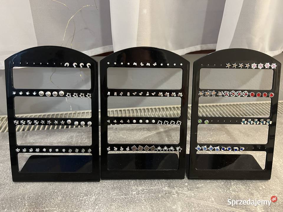 Ponad 300 sztuk kolczyków ze stojakami Jasło