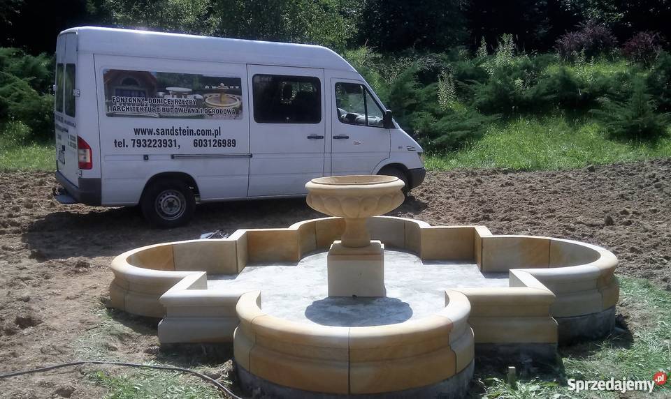 Duża i piękna fontanna ogrodowa z piaskowca