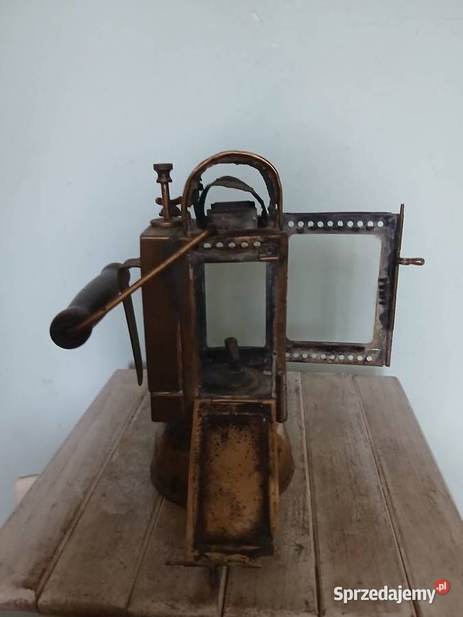 Mosiezna stara lampa kolejowa