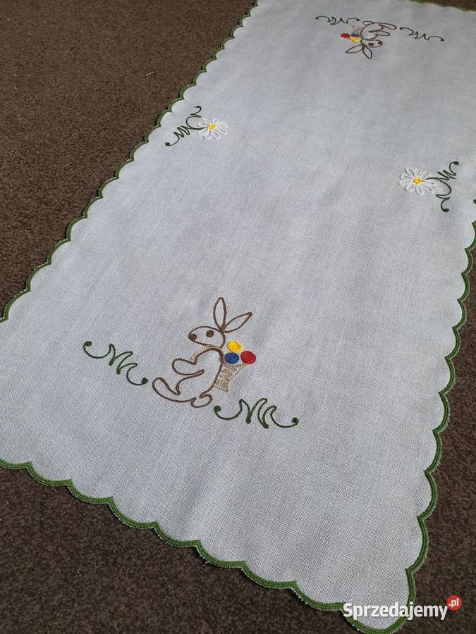 bieżnik ręcznie haftowany zajączkrękodzieło biały śląskie Zabrze