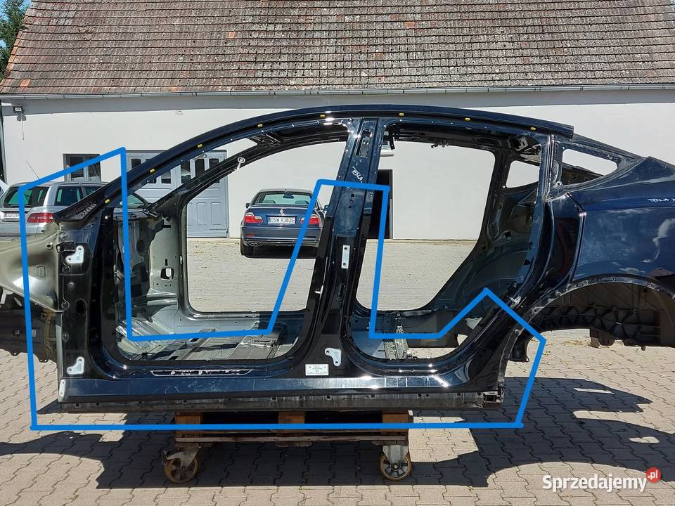 TESLA MODEL Y 2022r napęd tył bok słuek a b bok