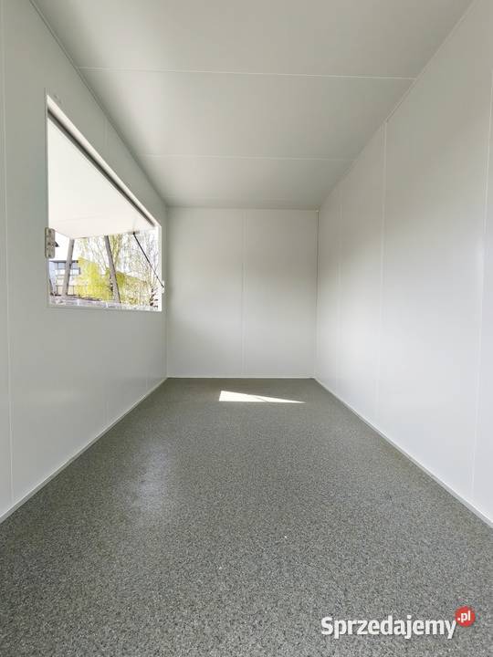 przyczepa handlowa z wyposażeniem