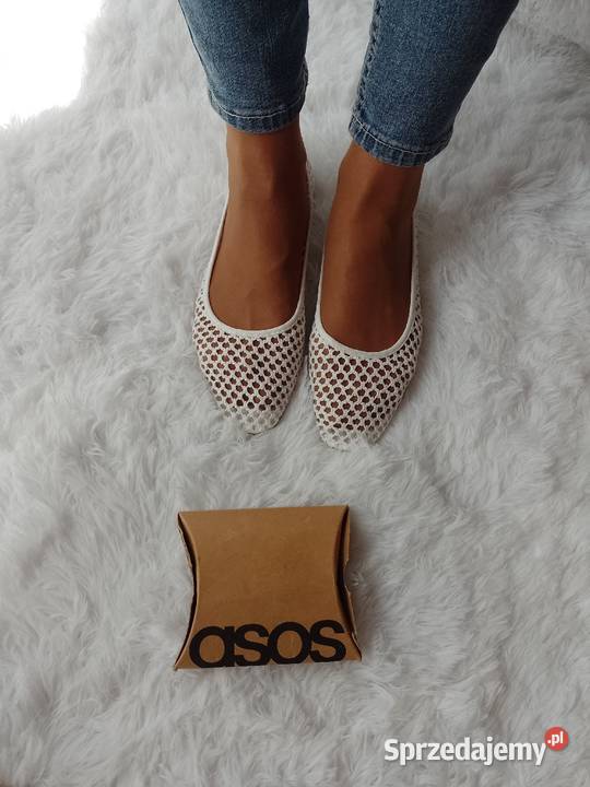 39 ASOS DesignBiałe baleriny ażurowe z Londynu Balerinki