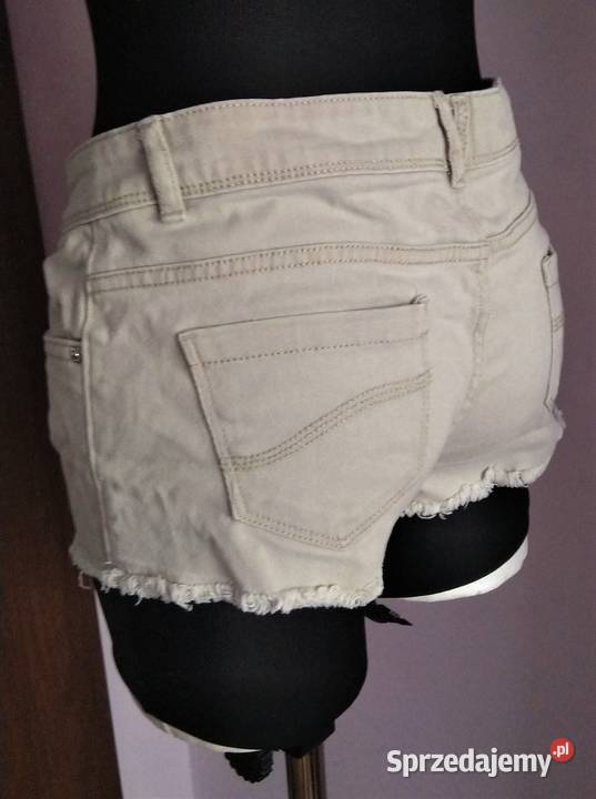 Krótkie szare spodenki szorty postrzępione na Krosno