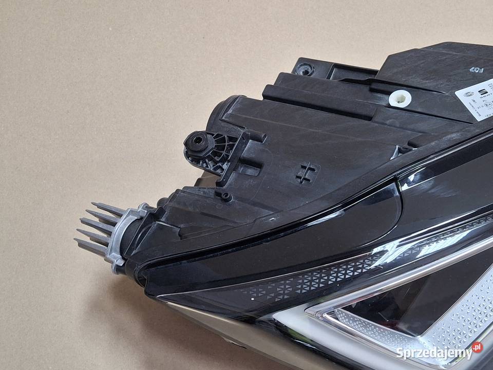 SEAT ATECA LIFT REFLEKTOR PRAWY FULL LED LAMPA Bieleń