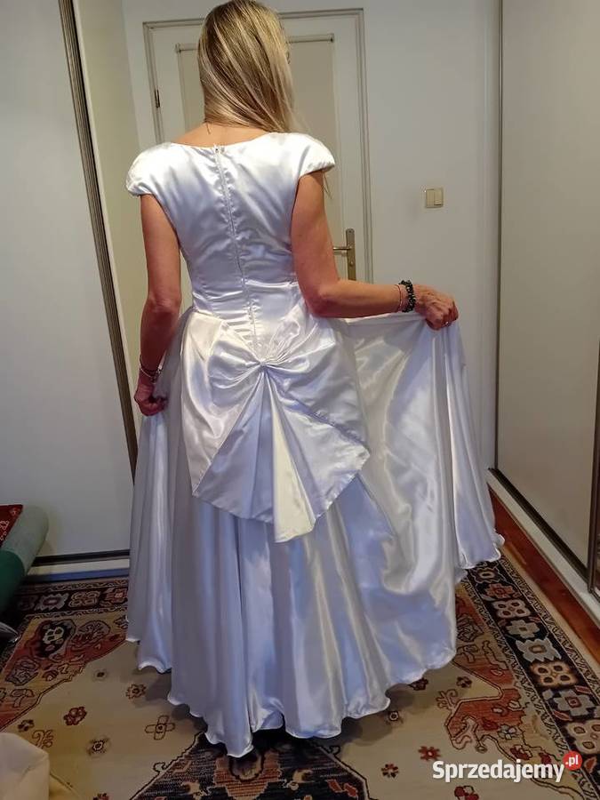 suknia ślubna atłasowa projektowana Warszawa