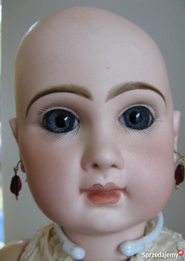 Stara lalka w ubraniu ze starych czasów podkarpackie Bereżki