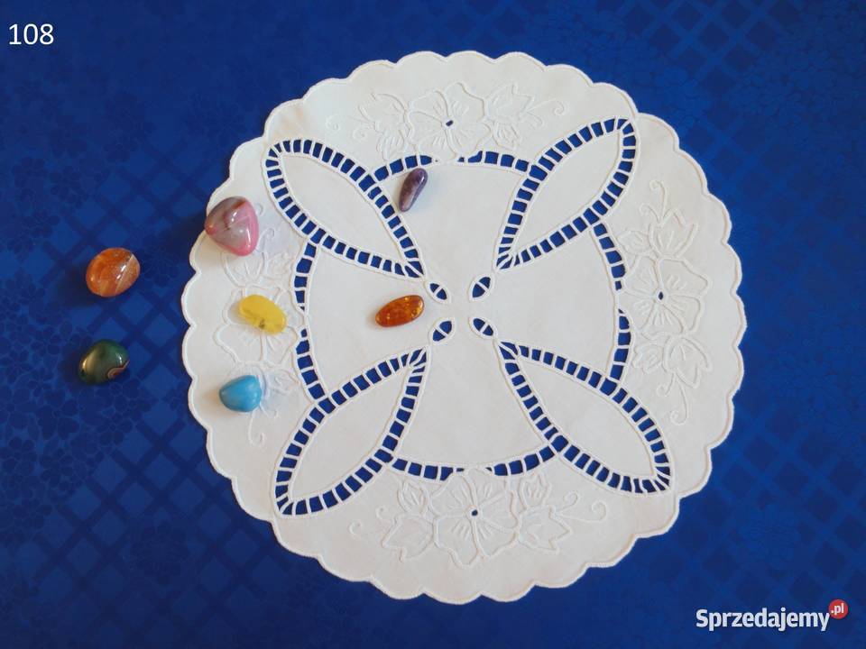 Serwetki bieżniki białe wyszywane ręcznie haftem