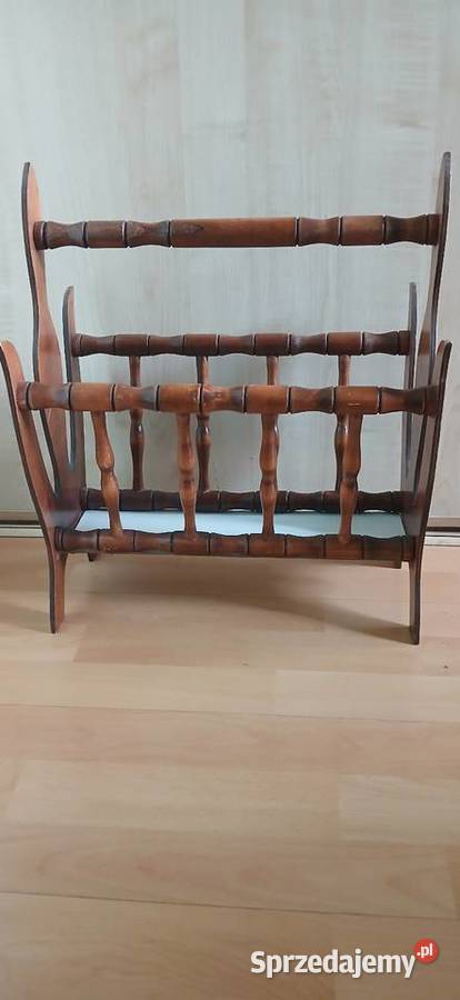 Stary drewniany gazetnik