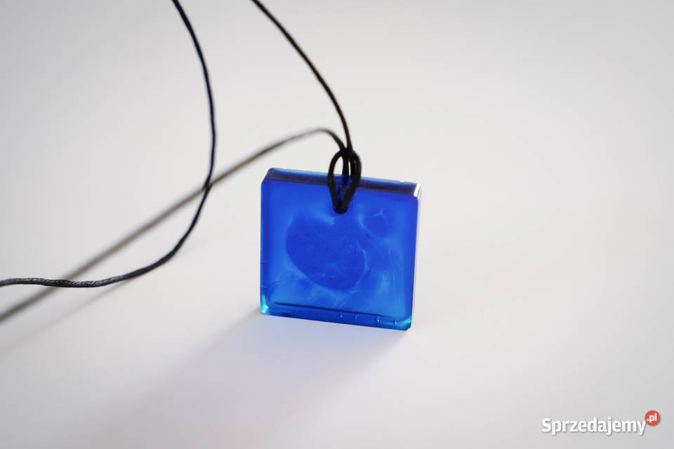 Kwadratowy niebieski wisiorek 29x29 na sznurku Warszawa