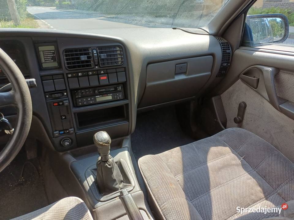Opel omega A kombi 24 c20ne c24ne części maska