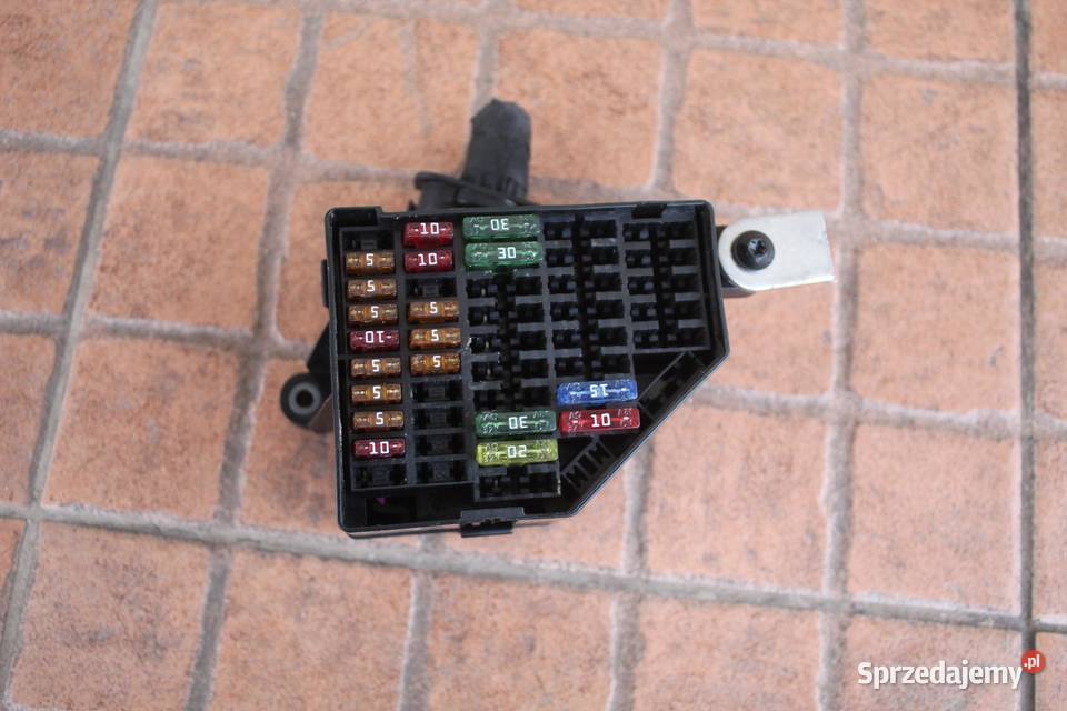 SKRZYNKA BEZPIECZNIKÓW VW PASSAT B6 20 TDI