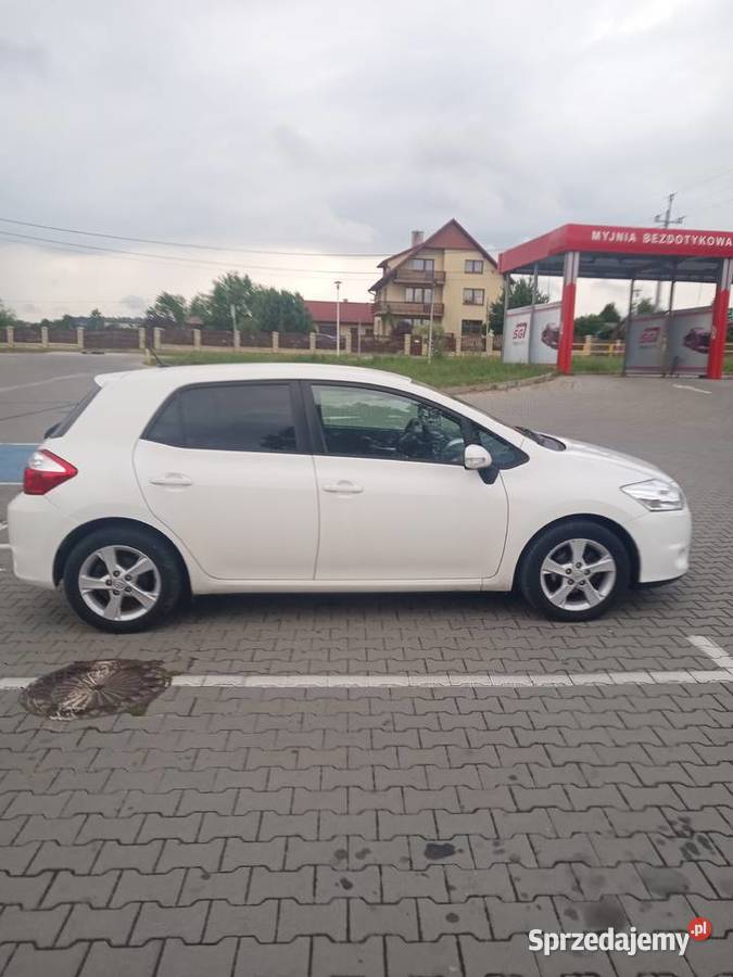 Auris lift 16 Benzyna 186000km Mniów