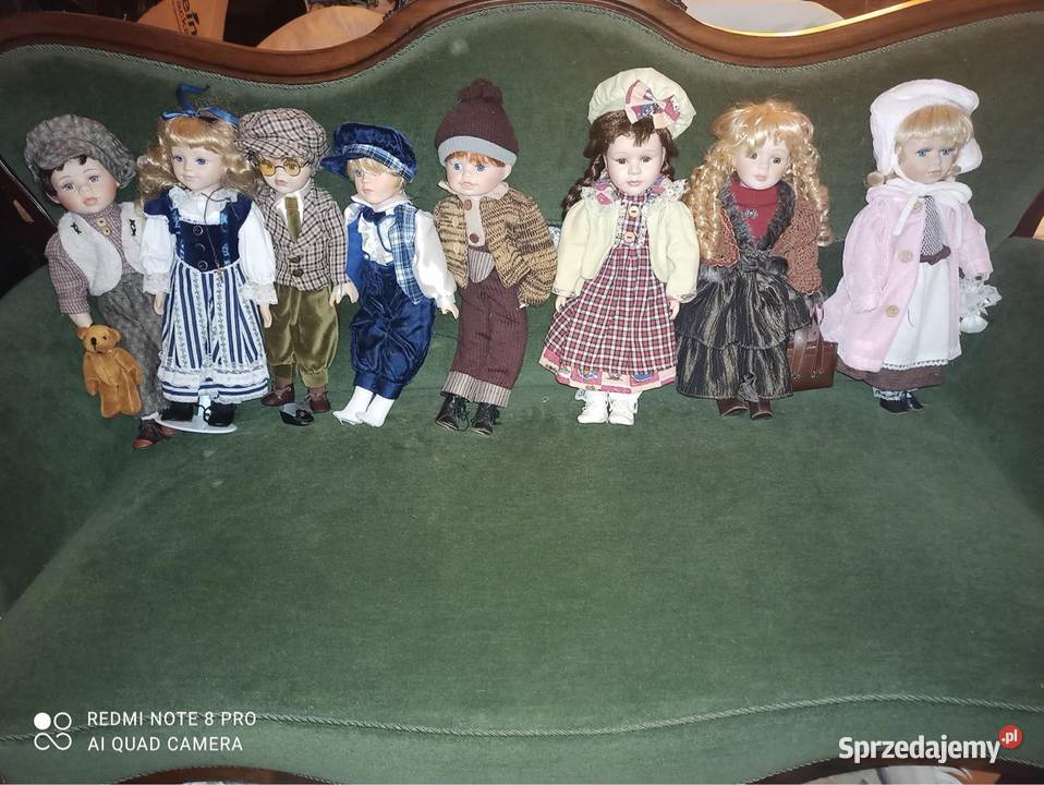 Lalka z kokardą we włosach i krzyżykiemLalka pomorskie Gdańsk