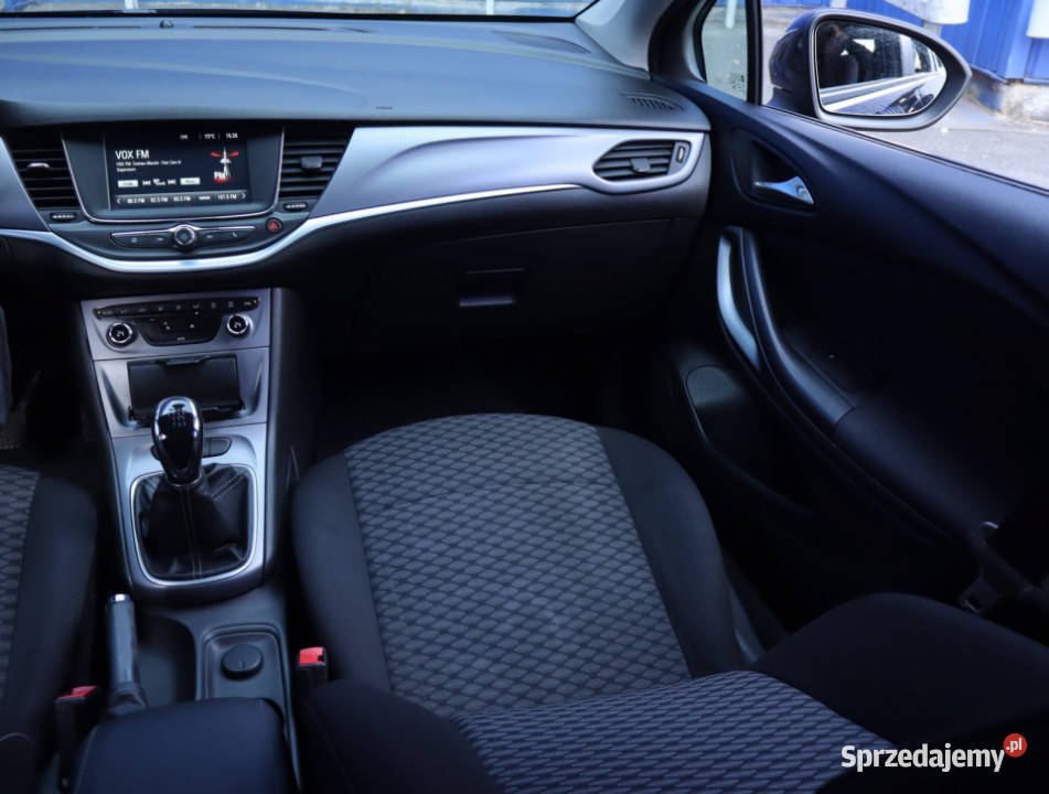 Opel Astra 14 T światła przeciwmgielne Łódź