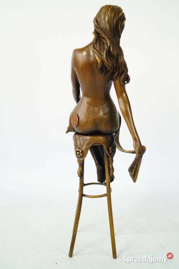 Kobieta siedząca na krześle zmysłowa figura z Antyki Gizałki