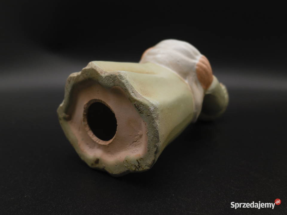 Ceramiczna figurka przedstawiająca dziewczynkę z Raszków